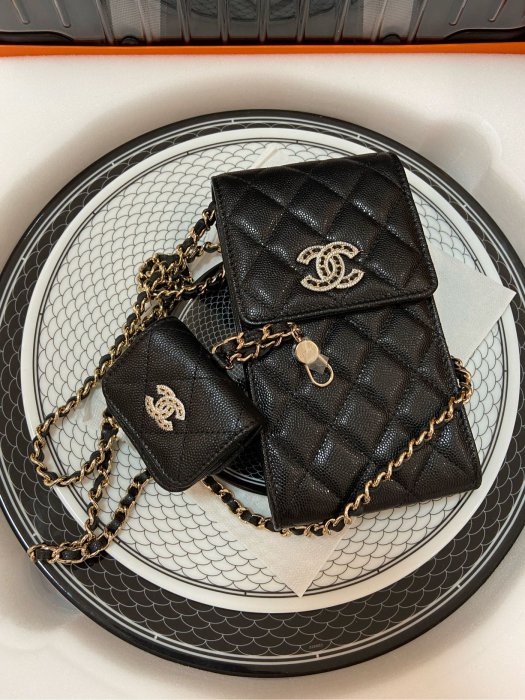 J&S 精品小舖 1210 Chanel 香奈兒包 Chanel 荔枝紋手機包 + 耳機包