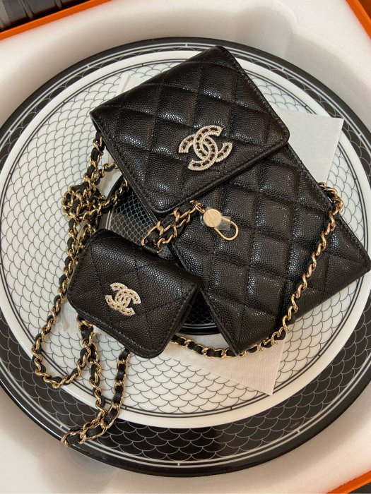 J&S 精品小舖 1210 Chanel 香奈兒包 Chanel 荔枝紋手機包 + 耳機包